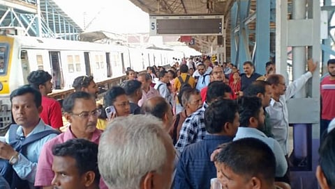 धीम्या गतीच्या लोकलचे वेळापत्रक कोलमडले