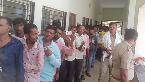 खुलताबादेत मतदान मशीन बंद