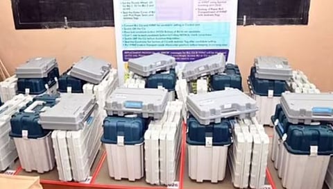 मध्यप्रदेशमध्ये ईव्हीएम घेऊन जाणाऱ्या बसला आग