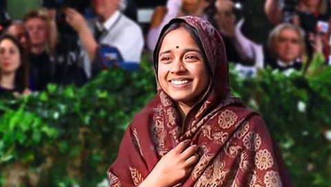 नितांशी गोयल लाल रंगाच्या साडीत सिंपल लूकमध्ये मेट गालाच्या कार्पेटवर उतरली