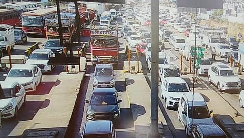 पुणे - सातारा, खेडशिवापूर टोलनाक्यावर वाहनाच्या लांबच लांब लागलेल्या रांगा