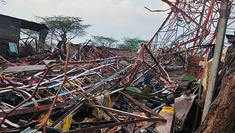 धारुर येथे कोसळलेला टॉवर