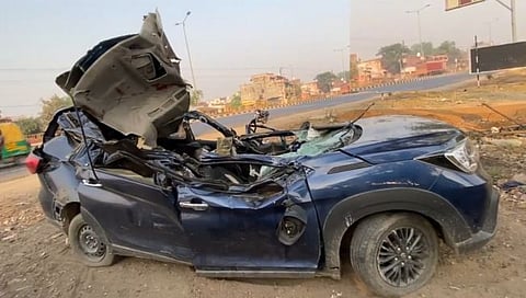 दिल्ली-लखनौ महामार्गावर भरधाव कार दुभाजक ओलांडून ट्रकला धडकली; ६ जणांचा मृत्यू