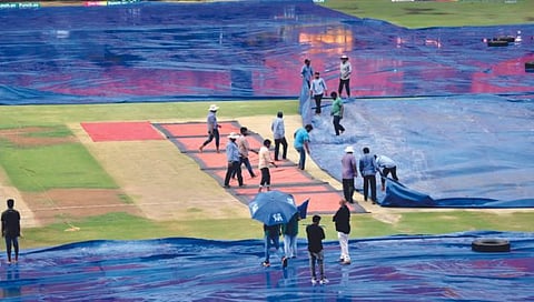 हैदराबाद प्ले-ऑफमध्ये; पावसामुळे गुजरातविरुद्धचा सामना रद्द