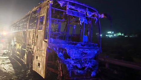 हरियाणात पर्यटकांच्या चालत्या बसला आग; ८ जण जिवंत जळाले