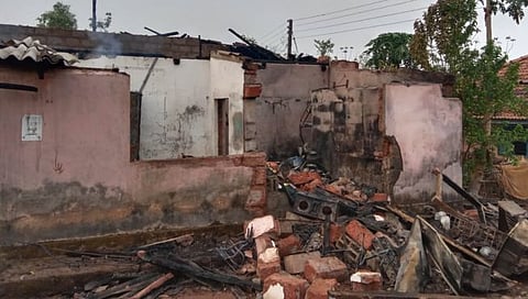 रत्नागिरी : शिव बुद्रुक येथे परकार चाळ आगीत भस्मसात