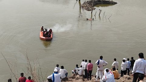 मासे पकडताना तरूण बुडाला