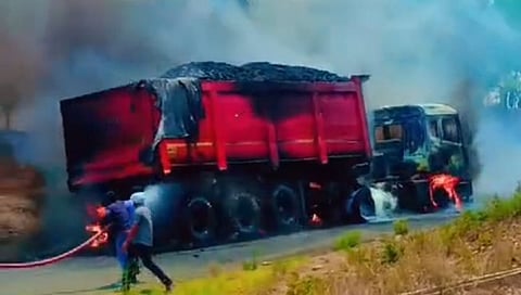 ४० टन कोळसा घेऊन जाणारा ट्रक अमरावती-नागपूर महामार्गावर जळून खाक