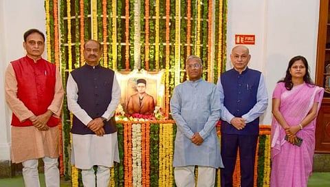 स्वातंत्र्यवीर सावरकरांना लोकसभा अध्यक्षांसह खासदारांचे अभिवादन