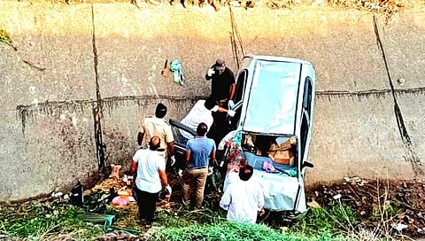 कार कालव्यात पडून एकाच कुटुंबातील ५ जणांचा मृत्यू