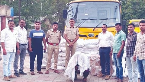 स्कूल बसमधून गुटखा जप्त