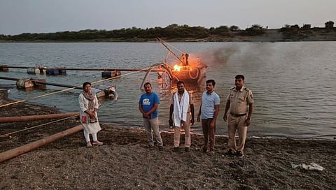 अवैध वाळूचा उपसा करणारी बोट जाळून नष्ट