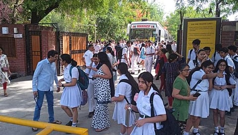 Delhi Bomb Threat : दिल्लीतील १०० हून अधिक शाळांना बॉम्बने उडवण्याची धमकी