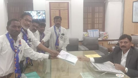 नाशिक जिल्हाधिकारी कार्यालयात दिंडोरी लोकसभा मतदारसंघात अर्ज दाखल करतांना प्रा. तुळशीराम खोटरे.