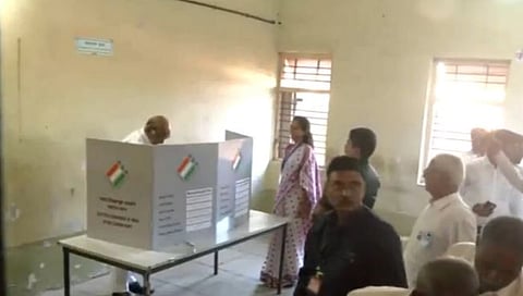 Lok Sabha Election 2024 : शरद पवार यांनी बजावला मतदानाचा हक्क