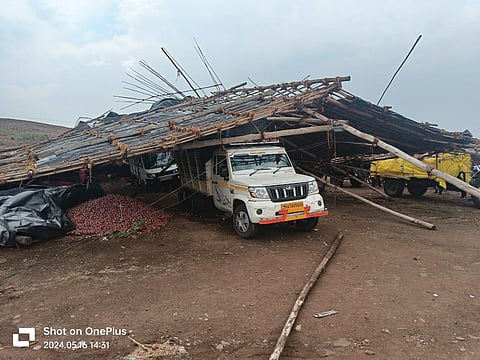 Nashik News | वादळी पावसात बाभळीचे झाड अंगावर पडल्याने एकाचा मृत्यू