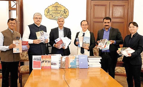 ‘जपान कॉन्सुलेट’कडून पुस्तके भेट