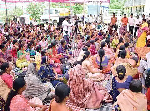 पालिकेसमोरच मांडल्या चुली अन् थापल्या भाकरी; पाण्यासाठी महिलांचे आंदोलन