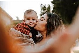 जागतिक मातृ दिन |’सिंगल मदर’ पेलतेय मुलांसह कुटुंबाचे अवकाश!