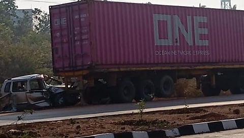 कारची कंटेनरला धडक