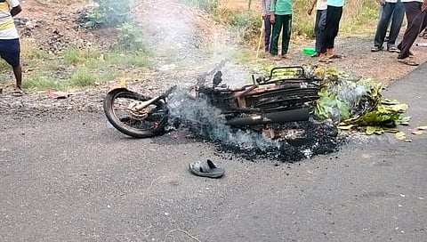 चंद्रपूर : कार-दुचाकी अपघातात दुचाकीस्वार ठार, पत्नी गंभीर; अपघातानंतर दुचाकीने घेतला पेट