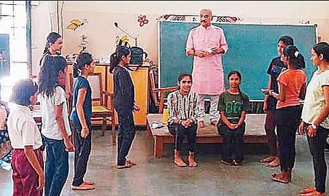 शहर, गाव, पाडे अन् वस्त्यांमधील गरजू मुले गिरवताहेत अभिनयाचे धडे