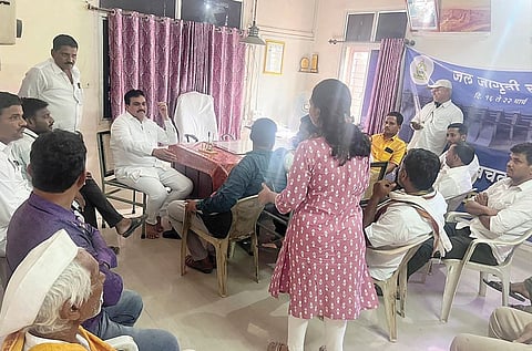 पाणीप्रश्नी शेतकर्यांचे पाटबंधारेसमोर धरणे