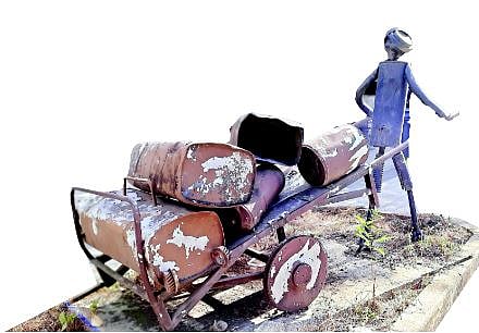 कलाकृतींचा बे ‘रंग’! शिल्पांचे सौंदर्य हरपले; देखभालीकडे प्रशासनाचे दुर्लक्ष