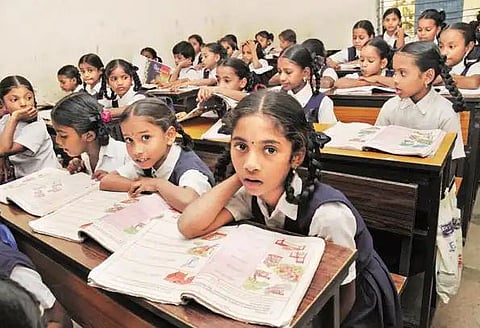 शाळेच्या पहिल्याच दिवशी विद्यार्थ्यांच्या हातात पुस्तके..!