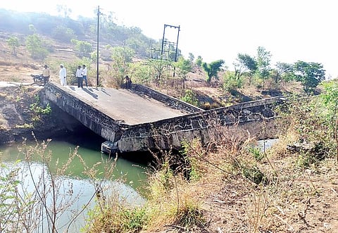..आणि टाकेवाडीच्या कालव्यावरील पूल कोसळला!