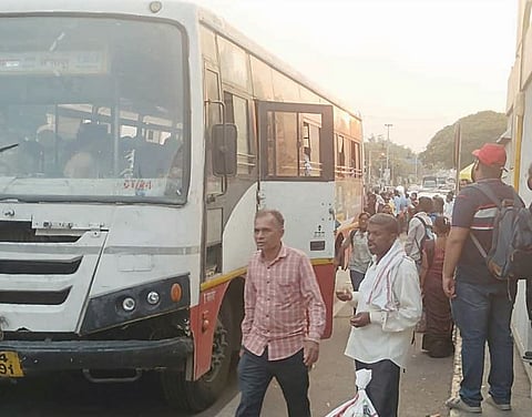 एसटी बस संख्या अपुरी; खासगी बसचालकांकडून प्रवाशांची लूट! तिकीट दरात तिप्पट वाढ