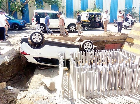 उड्डाणपुलासाठी खोदलेल्या खड्ड्यामध्ये कार कोसळली : सुरक्षिततेच्या उपाययोजनांचा अभाव