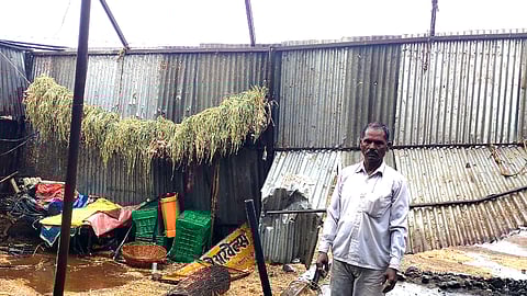 चांदवड- घराचे पत्रे उडाल्याने संसार उघड्यावर