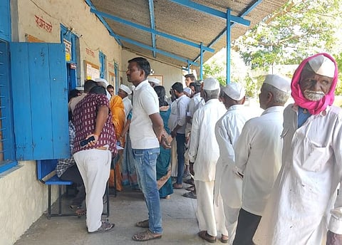 दौंड तालुक्यातील मतदान केंद्रावर ईव्हीएम मशीनमध्ये बिघाड..!