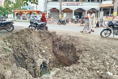 ओतूर ग्रामसचिवालयासमोरील चेंबर बनले साथरोगांचे केंद्र