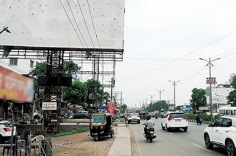 खाली विजेच्या तारा अन् वर होर्डिंग! वाघोली परिसरातील चित्र