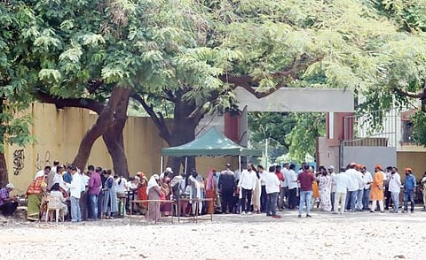 ईव्हीएम यंत्र बंद; मतदार यादीतील घोळही कायम : मतदारांमध्ये नाराजी
