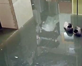 गुलटेकडी परिसरात ड्रेनेज लाइन तुंबल्याने घरांत सांडपाणी; नागरिकांचे आरोग्य धोक्यात