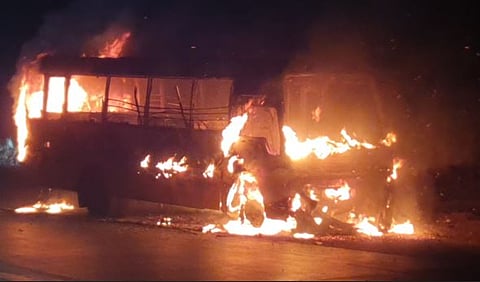 धक्कादायक ! पिरंगुट घाटात वर्हाडाच्या बसने घेतला पेट; जीवितहानी नाही