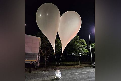 उत्तर कोरियाने मोठ्या फुगांच्या सहाय्याने कचर्याची पोतीच दक्षिण कोरियात धाडले आहेत.