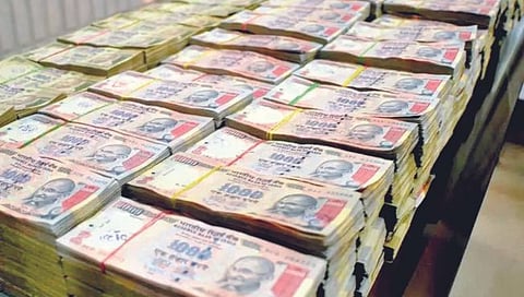 वडिलांच्या निधनानंतर १२ वर्षांनी उघडले लॉकर, मिळाले तीन कोटी; सर्व नोटा कालबाह्य