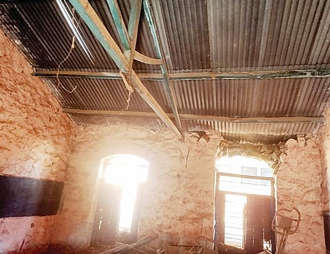 सांगा, आम्ही शिकायचं कसं..? दरवाजे अन् खिडक्या तुटलेल्या; गळके छत!