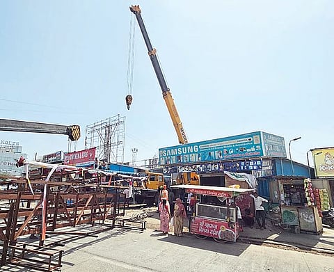 धोकादायक होर्डिंग जमीनदोस्त; नागरिकांत समाधान