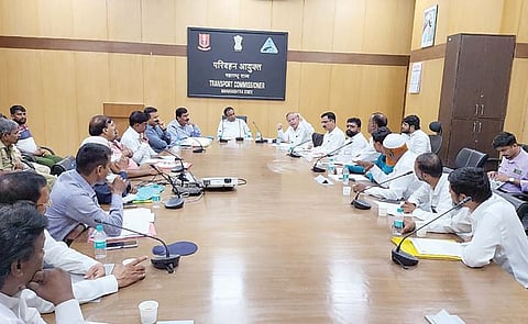 पुण्याचे रिक्षाचालक मायानगरीत; परिवहन आयुक्त कार्यालयासमोर सर्व एकवटले