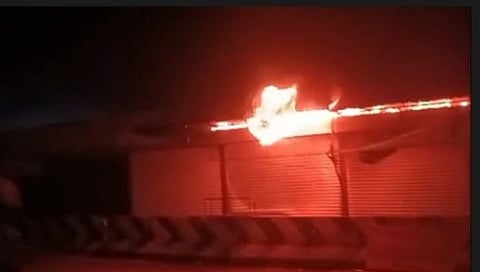 ३ दुकाने जळून खाक