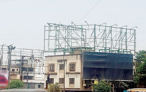 पुणेकरांच्या डोक्यावर धोकादायक होर्डिंगचे सांगाडे; महापालिकेचा गोलमाल