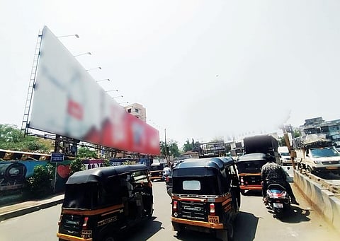 शहराची शोकांतिका ! जिथं जीव गेले तिथंच पुन्हा होर्डिंग, अजून किती बळीची वाट पाहणार?