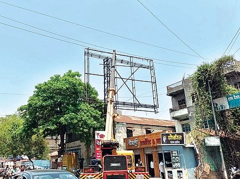 अखेर बारामतीत धोकादायक होर्डिंग उतरविण्यास पालिकेकडून सुरुवात..!