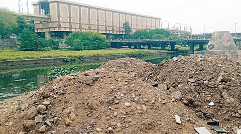 आधी नदीपात्रात राडारोडा, आता सपाटीकरण : प्रशासनाची डोळेझाक