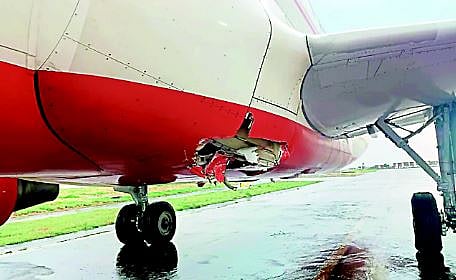 रन-वेवर विमानाला ट्रॅक्टरची जोरदार धडक..! पुणे विमानतळावरील घटना